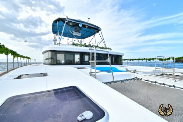 The catamaran aft